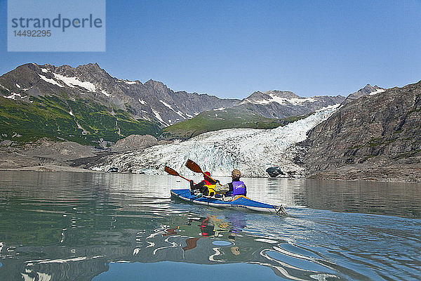 Ein Paar beim Kajakfahren in der Upper Shoup Bay  Shoup Glacier im Hintergrund  Shoup Bay State Marine Park  Prince William Sound  Alaska