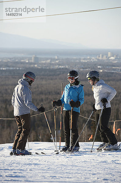 Freunde auf dem Gipfel des Hilltop-Skigebiets in Anchorage  Alaska