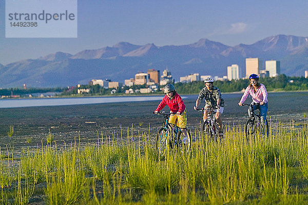 Familie auf Fahrrädern am Strand neben dem Tony Knowles Coastal Trail Anchorage Alaska Sommer