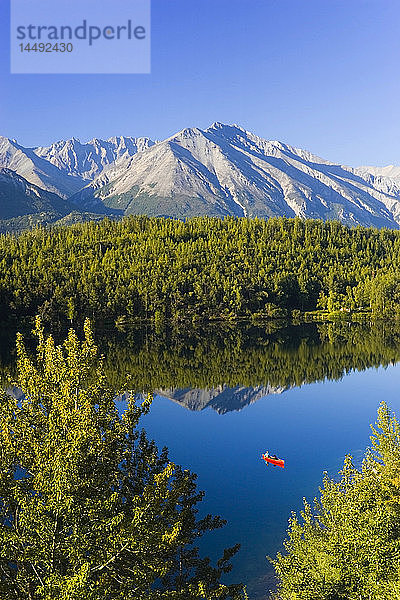 Frau beim Kanufahren auf dem Long Lake im Matanuska Valley Chugach National Forest Alaska Sommer