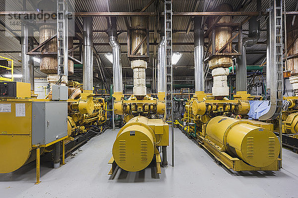 Gelbe Dieselgeneratoren in einem Elektrizitätswerk  Prudhoe Bay  arktisches Alaska  USA  Sommer