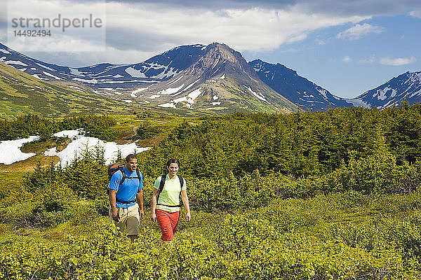 Paar-Wanderweg unterhalb des Flat Top Mountain  Gebiet Glenn Alps  Chugach State Park  Southcentral Alaska