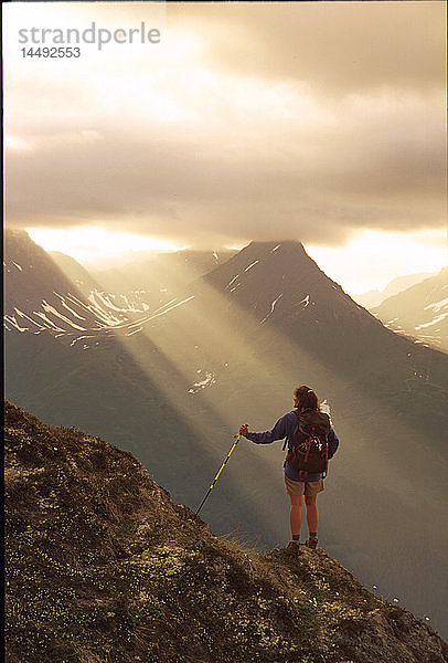 Frau Wandern auf Birdge Ridge Sonnenstrahlen Chugach NF Alaska