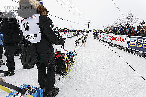 Joar Leifseth Ulsom läuft beim offiziellen Start des Iditarod 2015 in Fairbanks  Alaska  die Startrutsche hinunter.