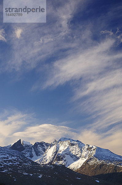 Skandinavien  Norwegen  Schneebedeckte Berge gegen den Himmel