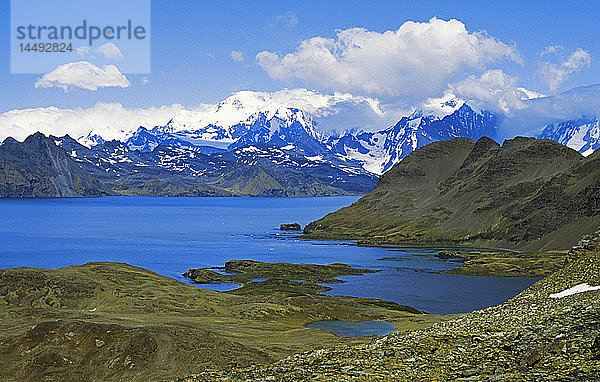 Blick auf eine schneebedeckte Bergkette