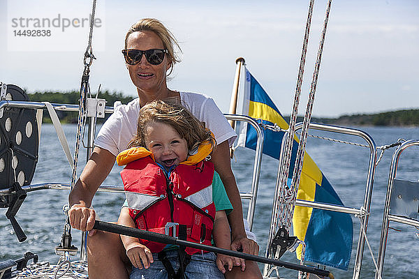 Mutter mit Sohn beim Segeln  Schweden