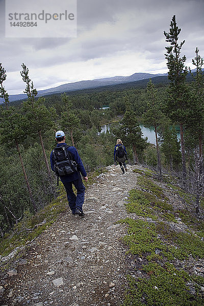 Zwei Wanderer wandern in den Bergen