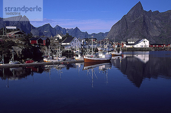 Kleiner Hafen in den Bergen