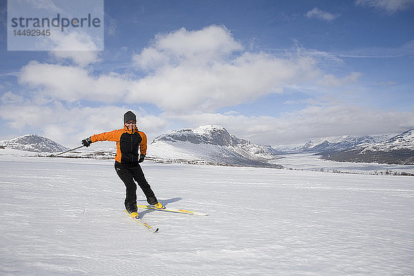 Frau beim Skifahren auf schneebedeckter Piste