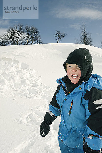 Junge spielt im Schnee
