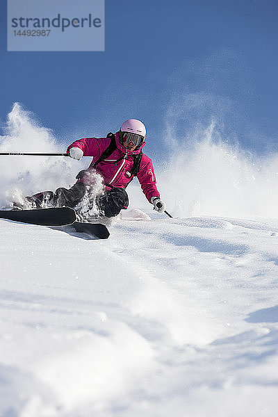 Person beim Skifahren  tiefer Blickwinkel  Schweiz