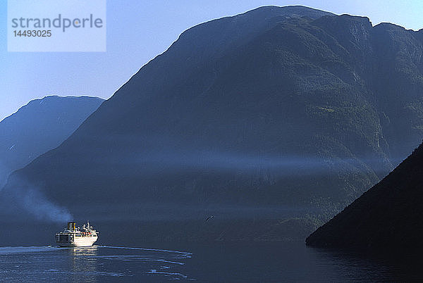 Kreuzfahrtschiff auf einem Fjord in den Bergen