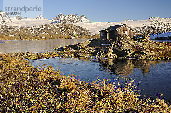 Skandinavien  Norwegen  Blick auf Hütte am See