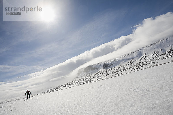 Person beim Skifahren auf schneebedeckter Piste