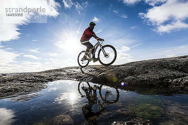 Tiefblick auf Radfahrer auf Fahrrad  Uto  Schweden