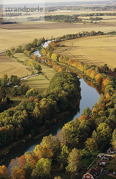 Blick auf einen Bach in üppiger Landschaft