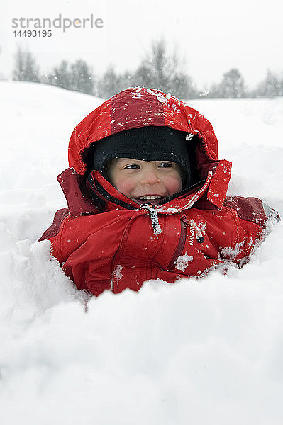 Junge wird im Schnee begraben