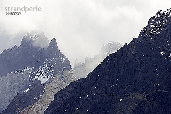 Cuernos del Paine  die Paine-Hörner   Torres del Paine National Park  Chile.