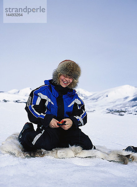 Ein Junge beim Angeln  Lappland  Schweden.