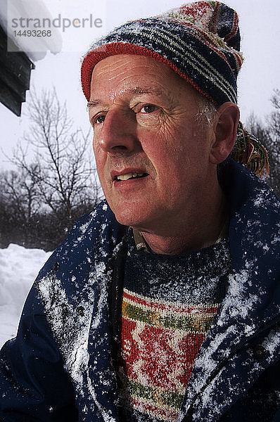 Porträt eines älteren Mannes in Winterkleidung  Schweden.
