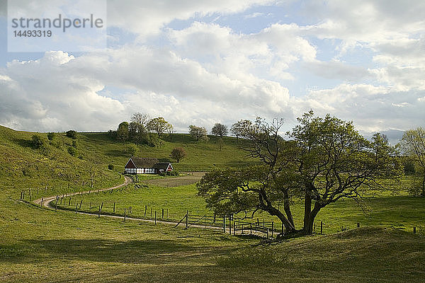 Ein Bauernhof und eine Straße auf dem Lande  Schweden.