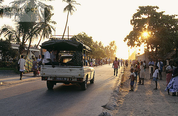 Fahrzeug und Menschen auf der Dorfstraße