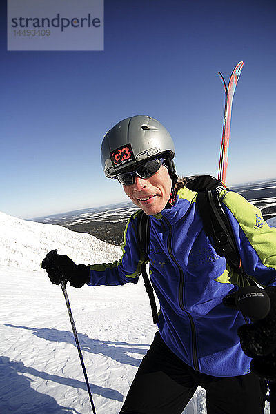 Porträt eines Skifahrers  Lappland  Schweden.