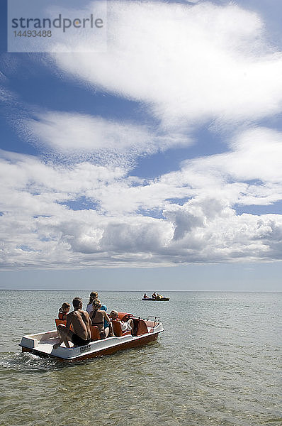 Familie auf einem Tretboot  Schweden.