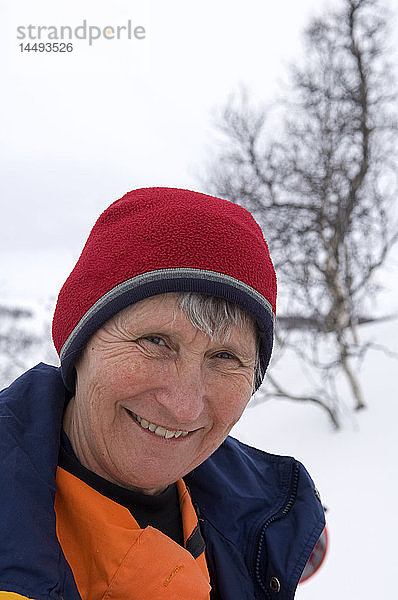 Porträt einer älteren Frau auf einer Skitour  Schweden.