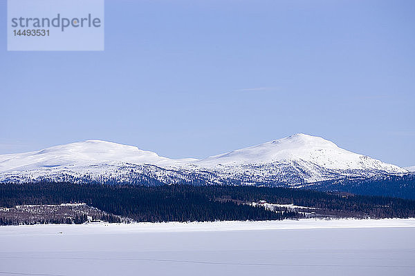 Blick auf schneebedeckte Berge  Schweden.