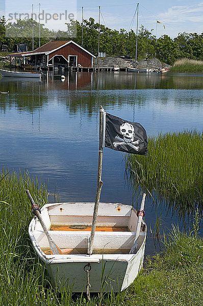 Flagge mit Totenkopf auf Boot am Meer