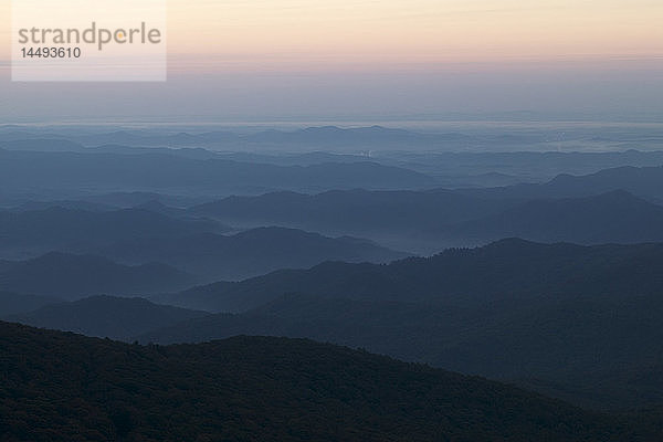 Blick auf eine Berglandschaft  Blue Ridge Mountains  North Carolina  USA.