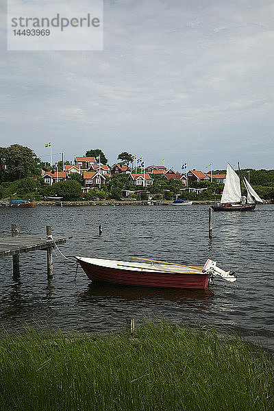 Rote Häuschen am Meer  Schweden.