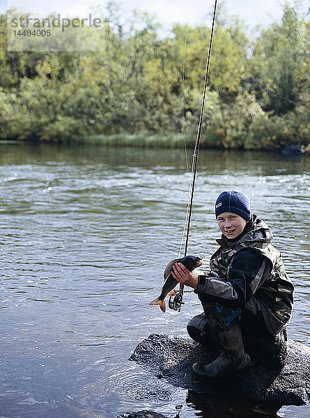 Ein Junge beim Fliegenfischen  Lappland  Schweden.