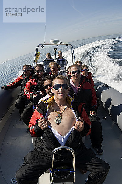 Eine Gruppe von Männern auf einem Motorboot  Schweden.