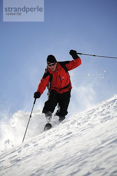 Skifahrer im Schnee  Telemark  Lappland  Schweden.