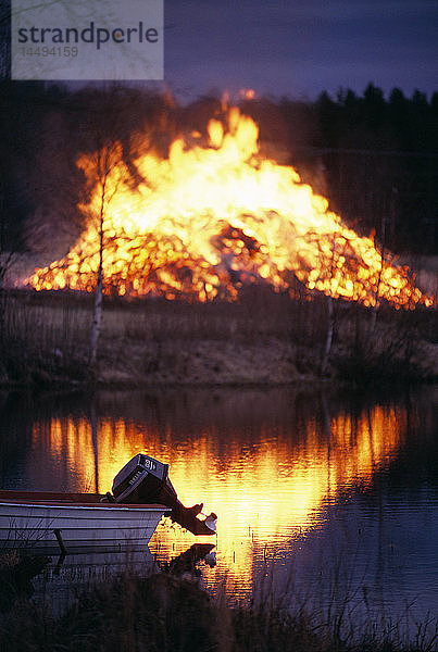 Ein Lagerfeuer an einem See  Schweden.