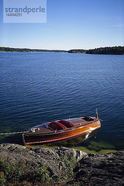 Ein Boot an einer Klippe in den Schären  Schweden.