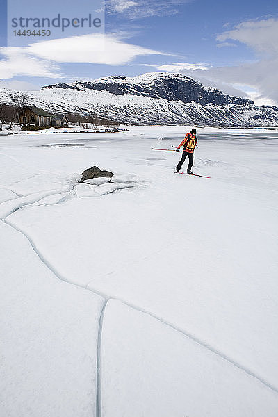 Skifahrer auf einem zugefrorenen See  Schweden.
