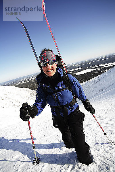 Ein lächelnder Skifahrer  Lappland  Schweden.