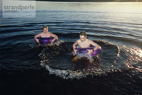 Junge und Mädchen beim Schwimmen  Schweden.