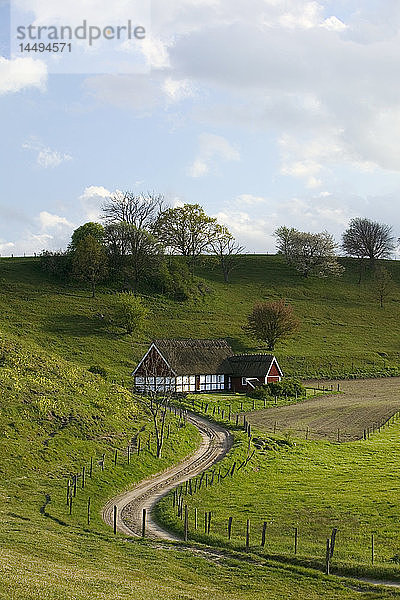 Ein Bauernhof und eine Straße auf dem Lande  Schweden.