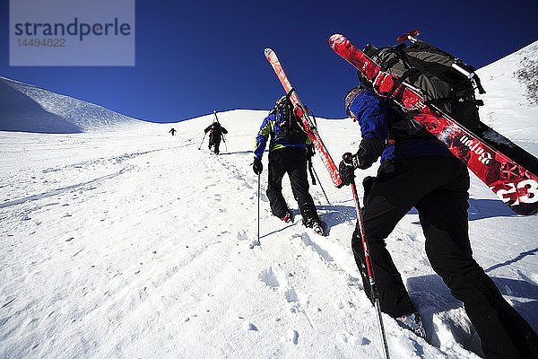 Skifahrer besteigen einen Berg  Lappland  Schweden.