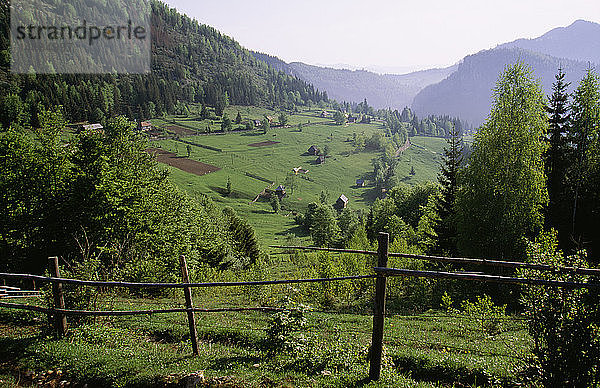 Ansicht einer ländlichen Landschaft mit Bergen im Hintergrund