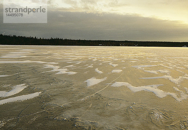 Blick auf den zugefrorenen See