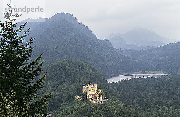 Blick auf die Burg auf dem Hügel