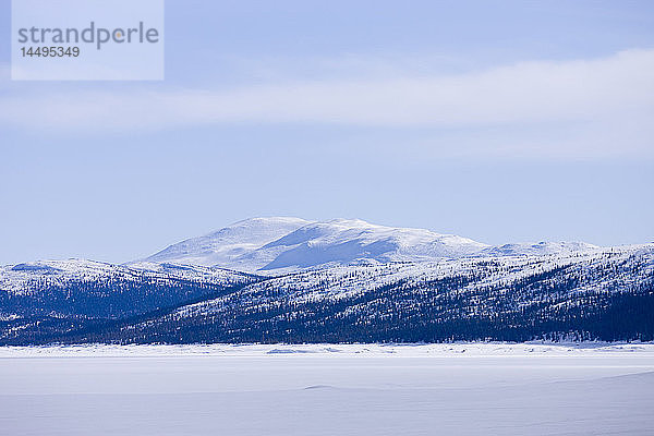 Blick auf schneebedeckte Berge  Schweden.