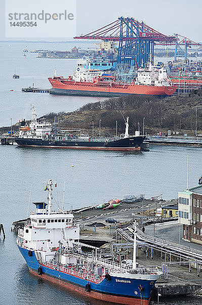 Blick auf den Hafen mit Schiffen