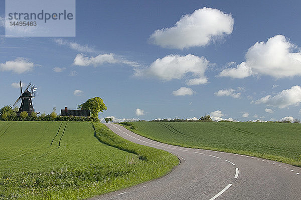 Eine Windmühle neben einer Landstraße  Schweden.